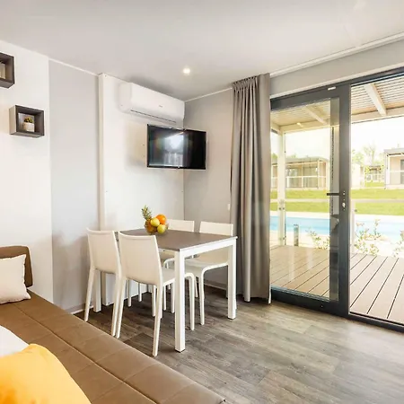 Vakantiepark Mobile Homes With Pool In Tar - Porec-istrien 38572 Poreč